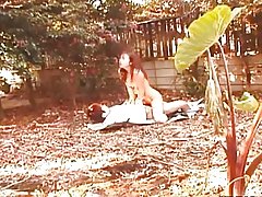 Asian babe ir fucked dārzā uz kaut kādus papīrus